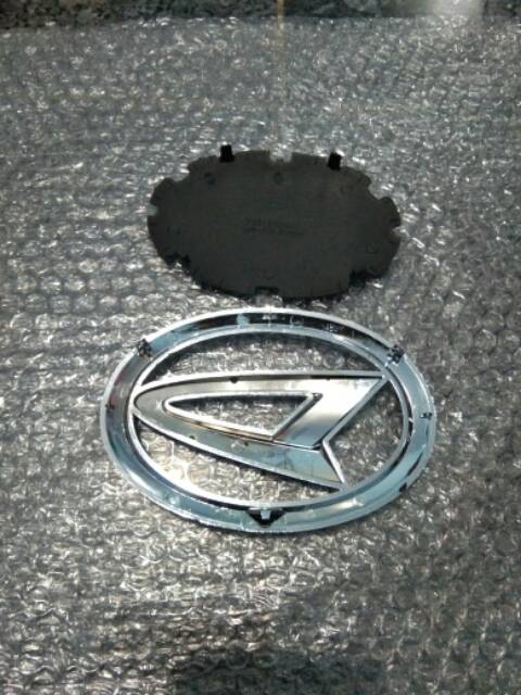 EMBLEM LOGO GRILL DEPAN XENIA GRAND SIGRA SATUAN plus breket hitamnya