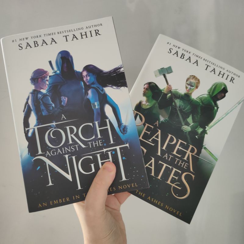 a Torch Against the night & A reaper at the gates - Sabaa Tahir / Novel English Import