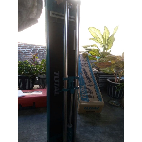 Alat pemotong granit dan keramik dorong