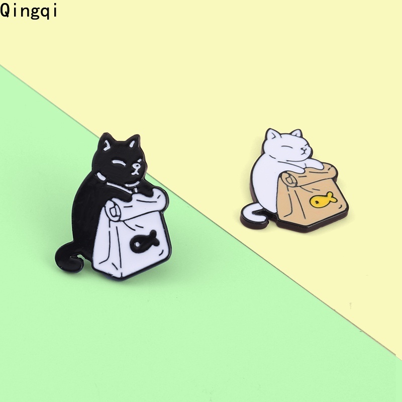 Bros Pin Enamel Bentuk Kartun Hewan Kucing Hitam Putih Untuk Hadiah Anak