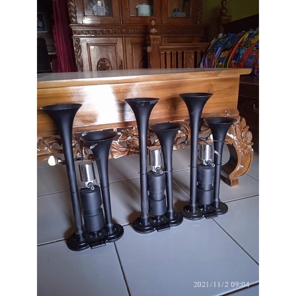 Klakson hitam ala hino rk  Wajib pakai angin 12/24volt sama netral.,