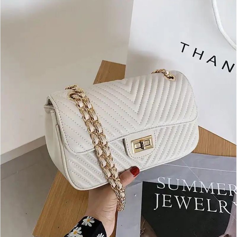 

Kode: ELJ 5428IDR : 149 rb Bahan : Kulit PU ukuran: 13 x 25 x 9 cm Warna :Black, White