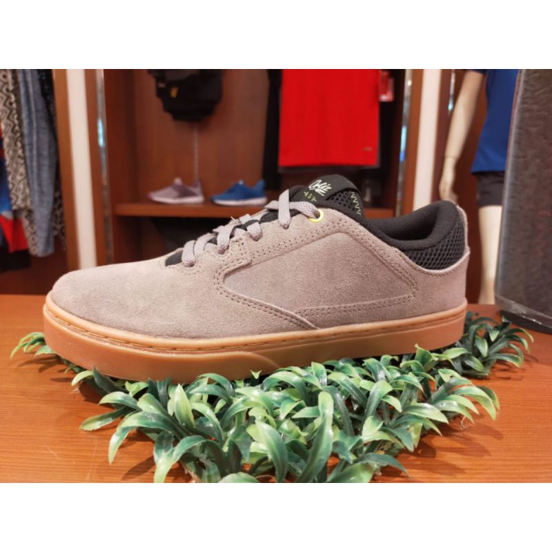 sepatu original league