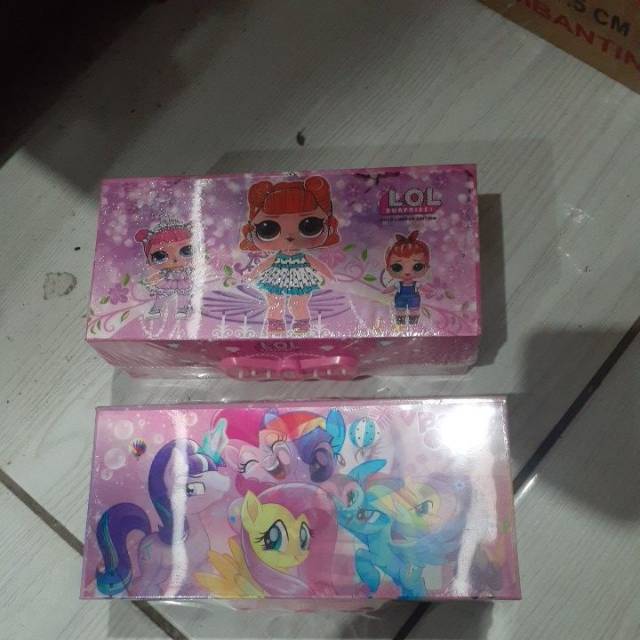 

Kotak pensil 3D cewe
