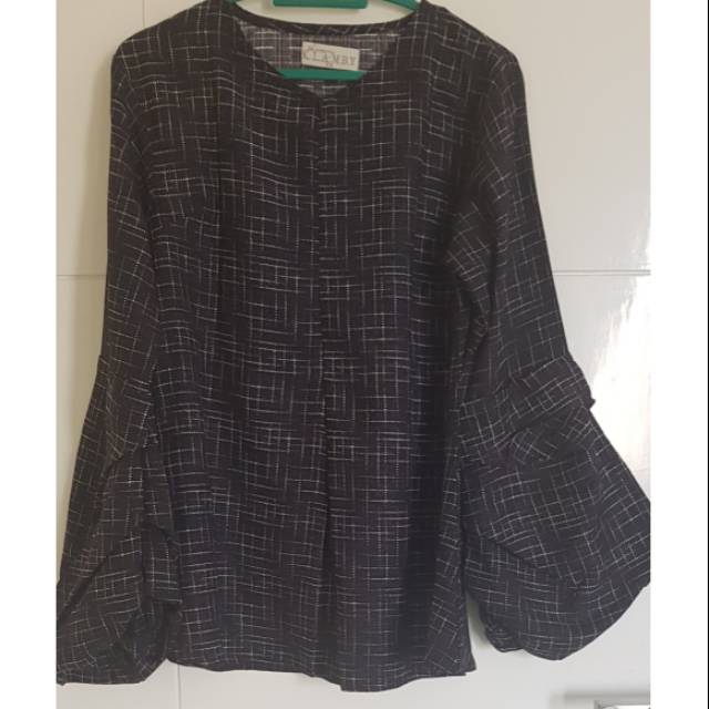 Preloved Luna Blouse in Black Size XS Wearing Klamby