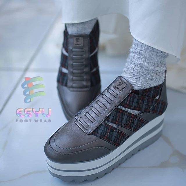 Esyu footwear