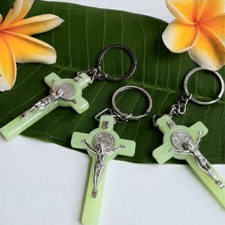 Gantungan Kunci Salib Benedik Fosfor