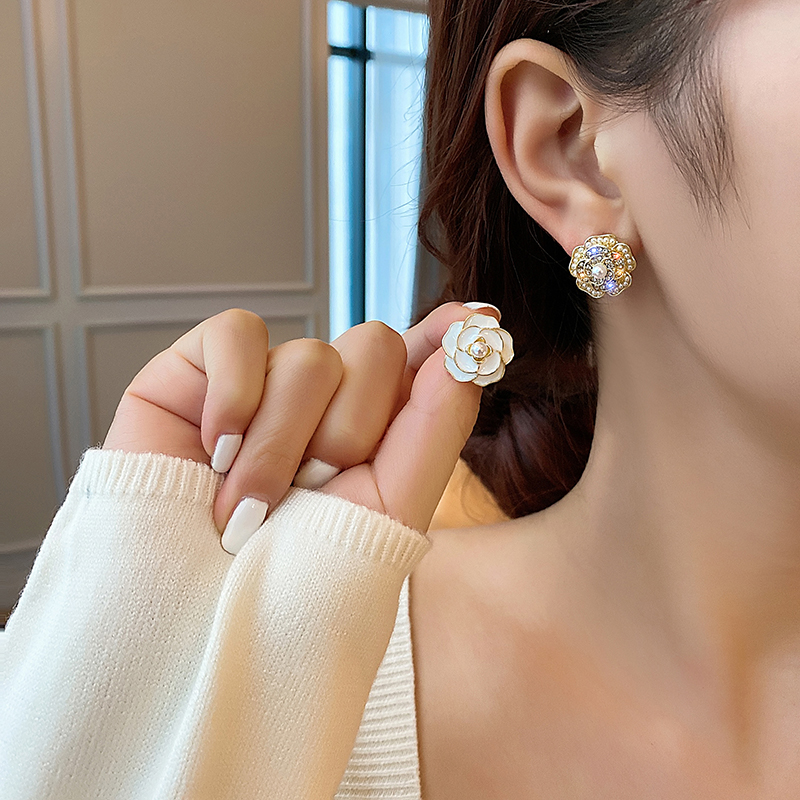 Anting Bunga Mutiara Berlian Berkilau Asimetris Hitam Dan Putih lady Korea