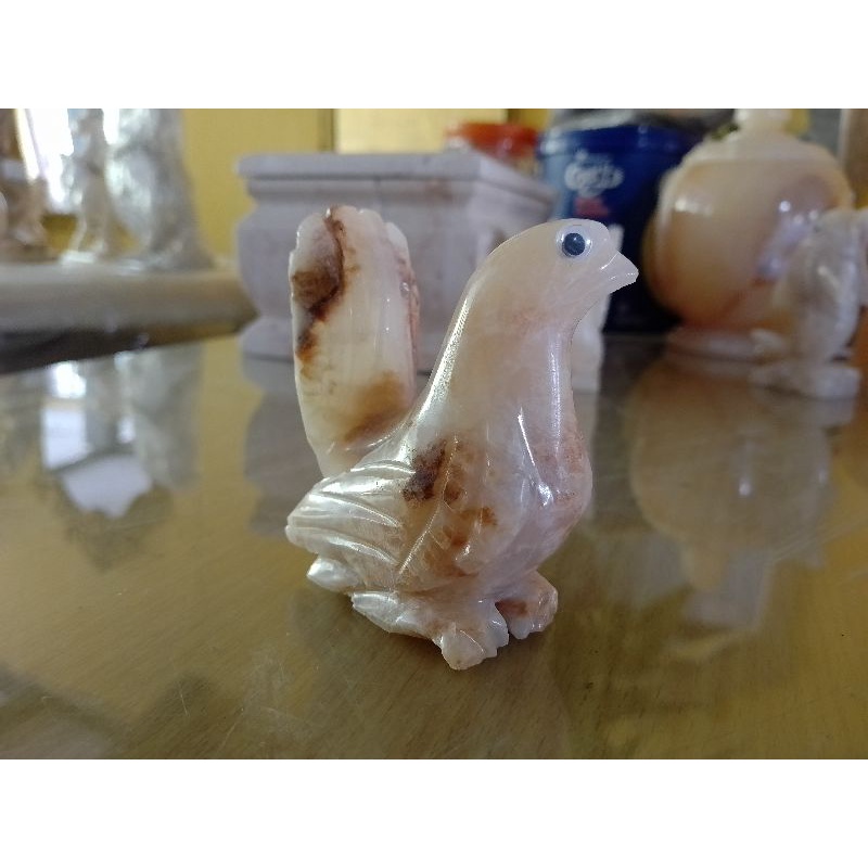 MINIATUR HEWAN PATUNG AYAM MINI UNIK DARI BATU MARMER ONYX DEKORASI FURNITUR UNIK DI LEMARI KACA RUA