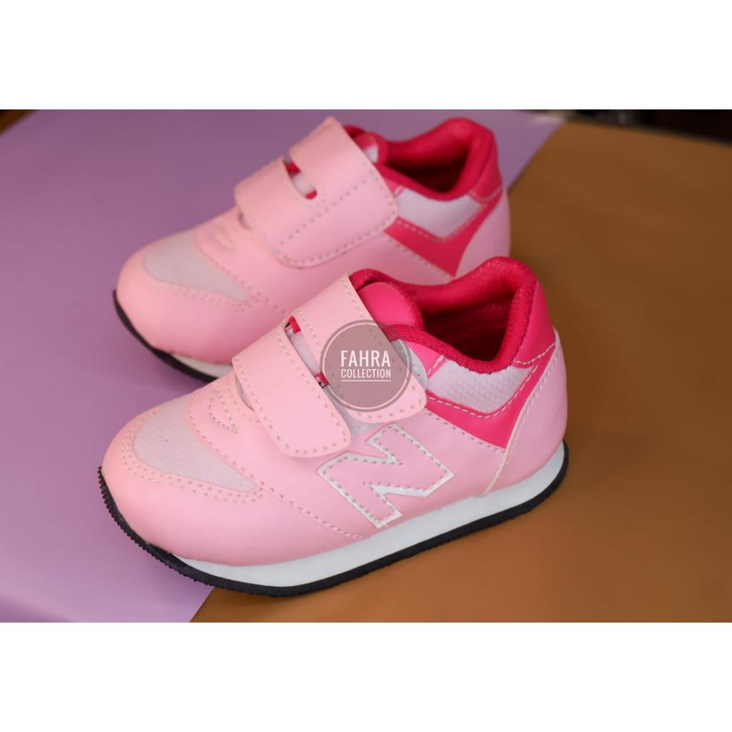 sepatu sneaker anak motif N warna pink