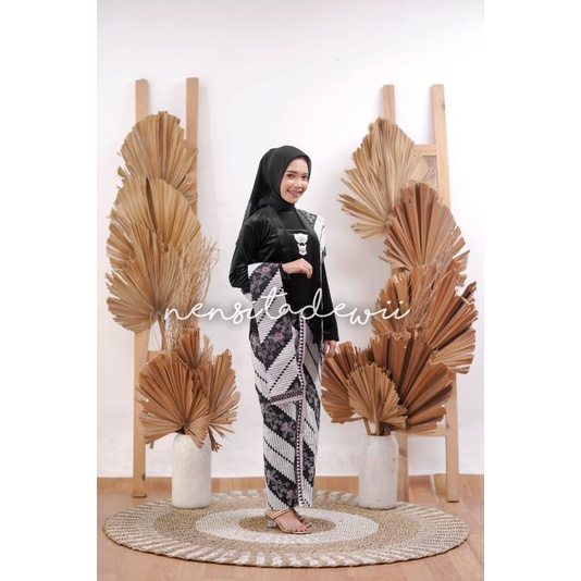 Kebaya Bludru, Jarik Wiru Instan + Selendang / Motif Lereng Kembang