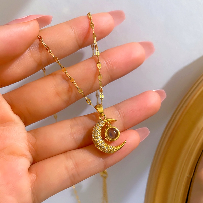 Kalung Titanium Wanita Proyeksi Bulan Hati &quot;I love you&quot; Berlian Kristal Emas 18k Anti Karat Perhiasan Korea