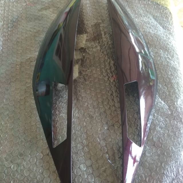 Mata sipit ertiga merah burgunduri