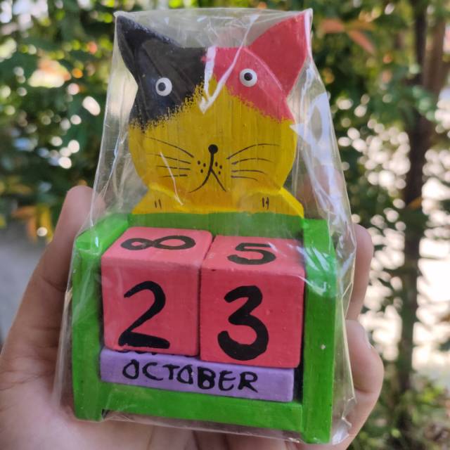 

Kalender abadi kayu dekorasi meja