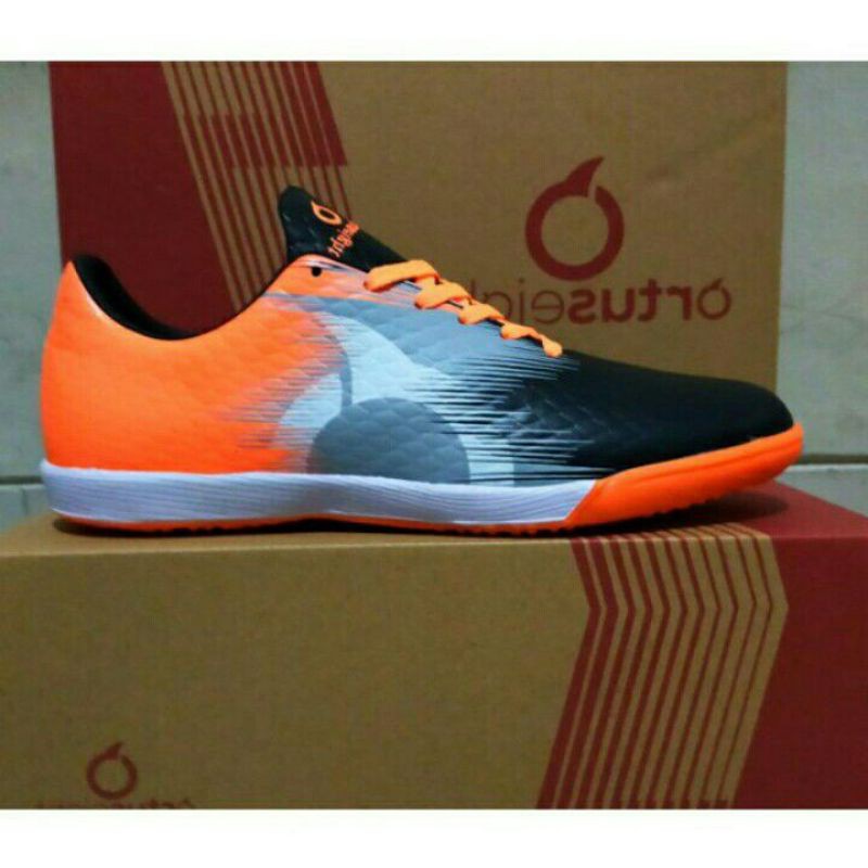sepatu futsal ourtuseight