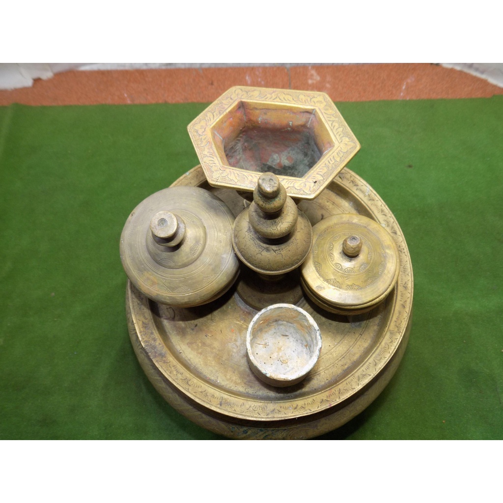 tempat sirih atau nginang tua bahan kuningan tua