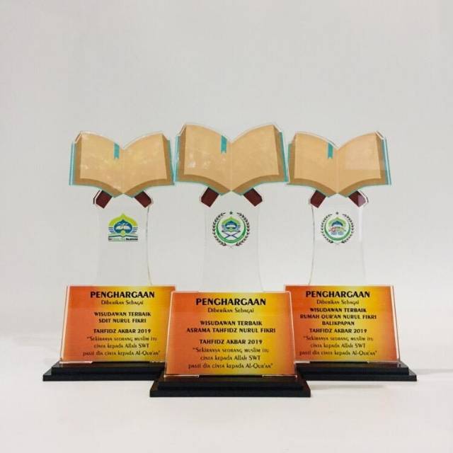 plakat penghargaan-plakat wisuda-plakat akrilik-vandel-plakat custom-plakat jogja-plakat bandung