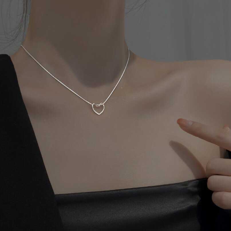 Kalung Choker Rantai Klavikula Liontin Hati Bahan Titanium Steel S925 Silver Gaya Korea Untuk Wanita