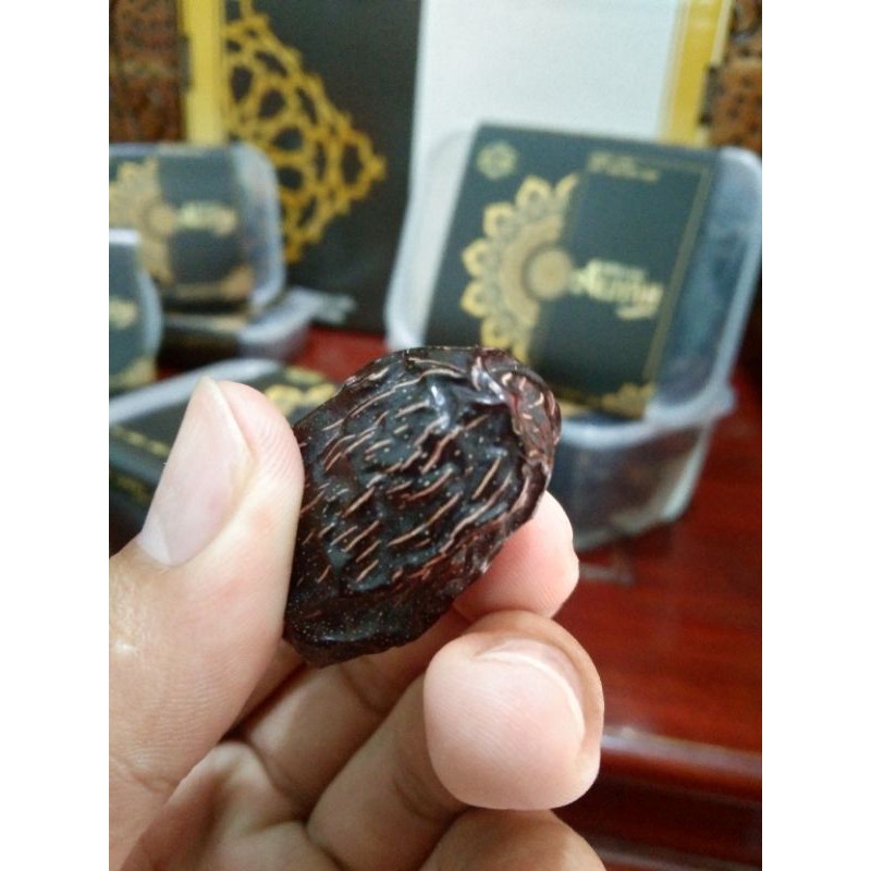 

KURMA AJWA ALIYAH ORGANIK. KURMA NABI DIJAMIN ASLI BERSANAD BERSERTIFIKAT 1KG