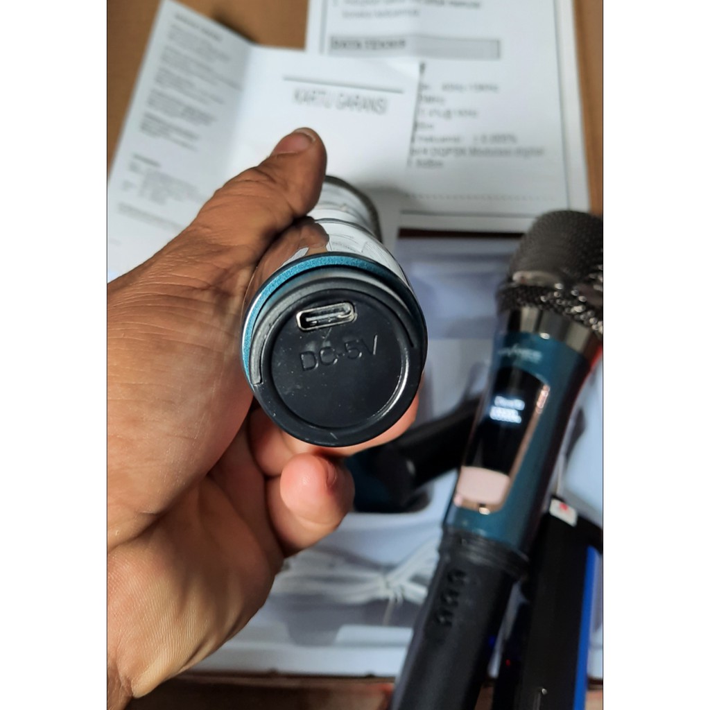 G496 ORIGINAL MIK WIRELES MIC WIRELESS DUAL CHARGER MICROPHONE BATERAI CAS CASAN KARAOKE Mic baterai cas casan pro vocal vokal suara audio sistem mik professional panggung dj studio sound system SEPASANG DOUBLE G496 BATERAI CAS 18650 Untuk yang suka karao