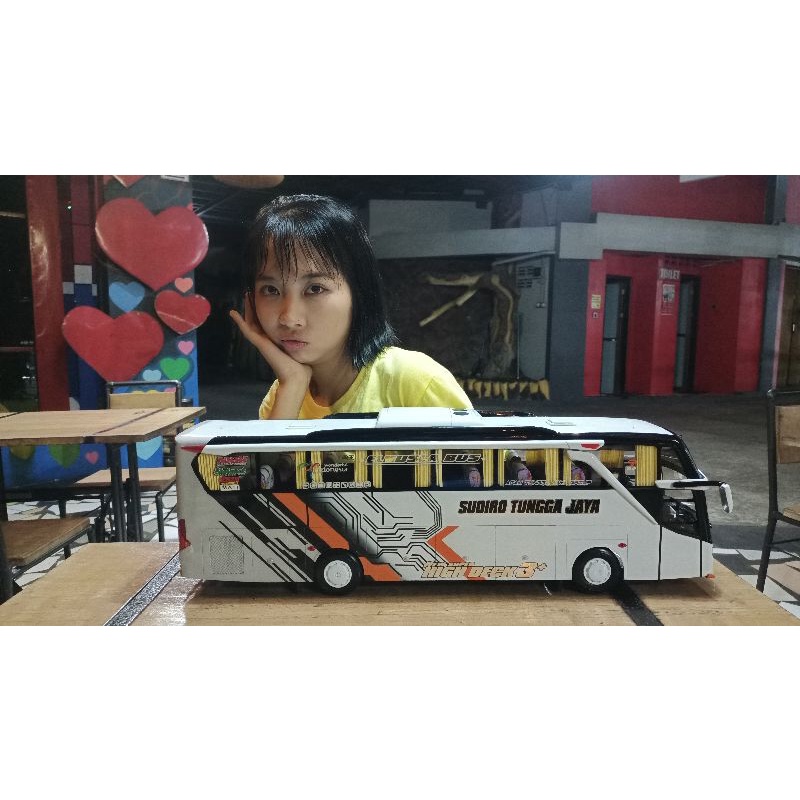 Miniatur bis sudiro tungga jaya holken skala 20