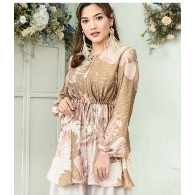 Claire Blouse Wearing Klamby