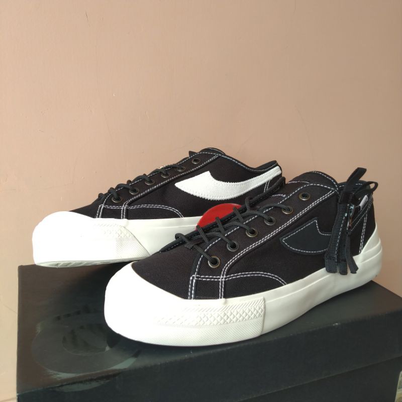 SEPATU COMPASS R&D PROTO 1 REISUEE LOW