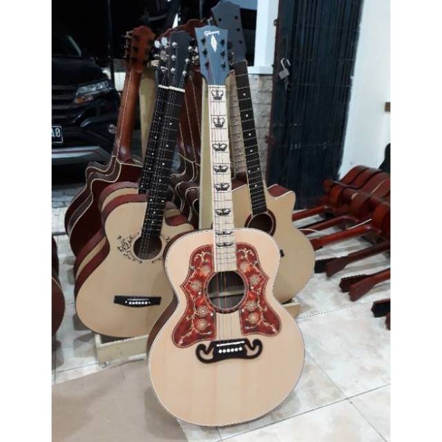 Gitar akustik gibson J200