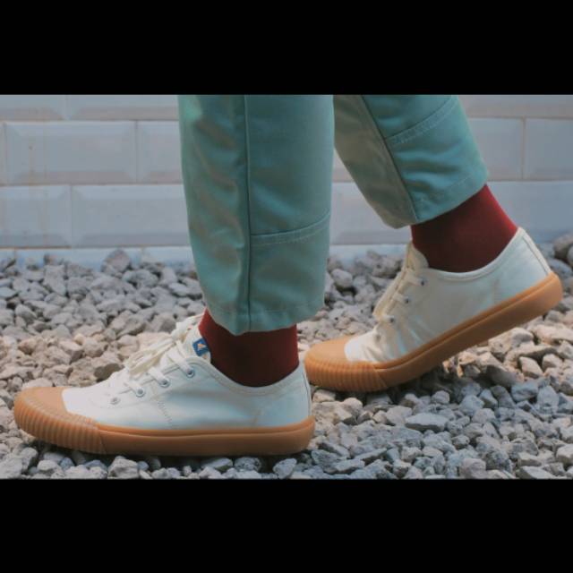 Sepatu brodo vulcan low off white