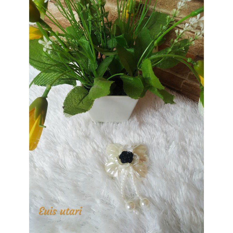 Bross mote manik manik akrilik