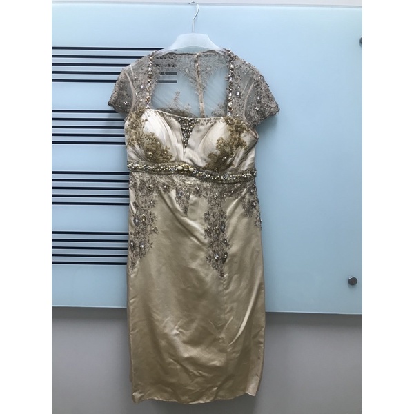 gaun pesta warna gold