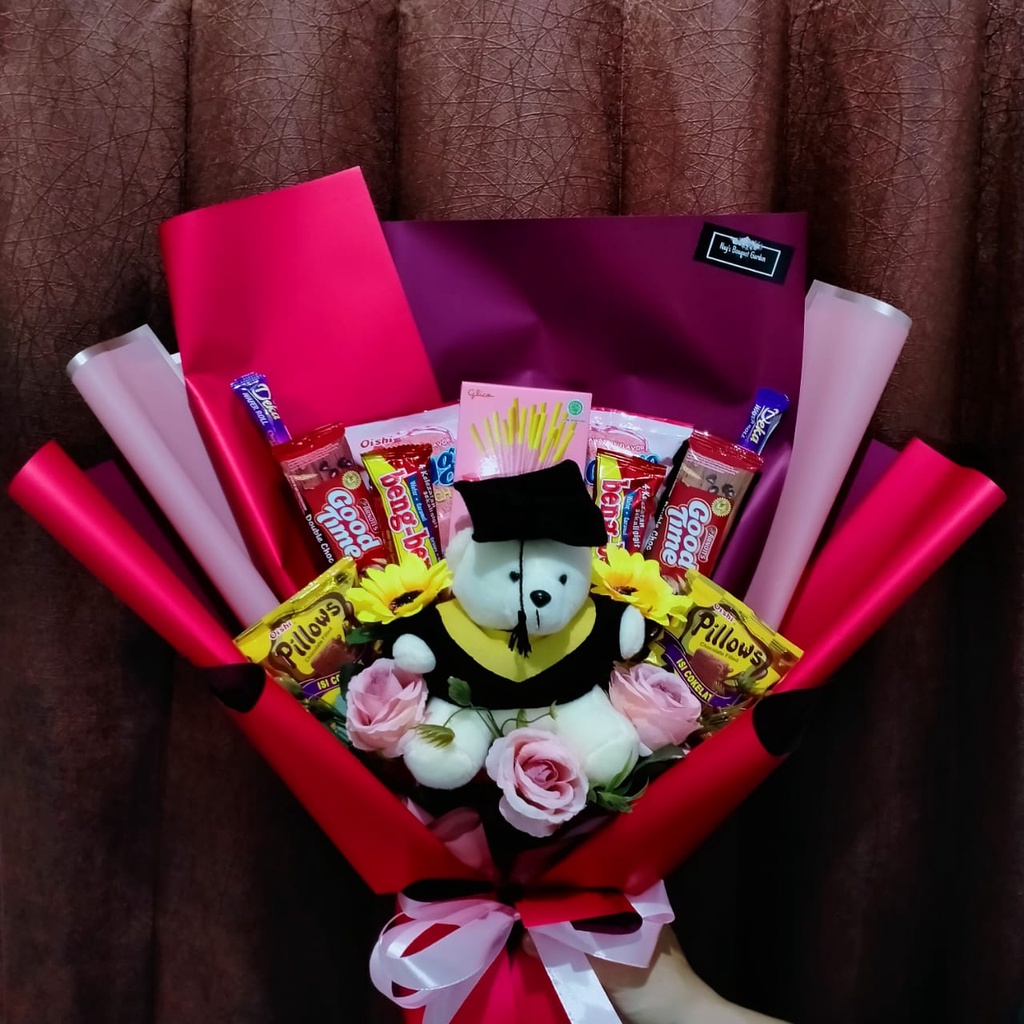 

BUKET WISUDA PREMIUM BONEKA SNACK DAN BUNGA BUKET MURAH PREMIUM