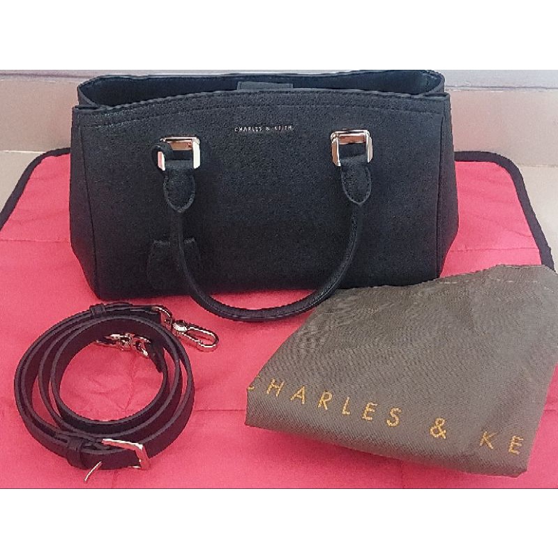 Preloved Tas Charles and Keith - Hitam