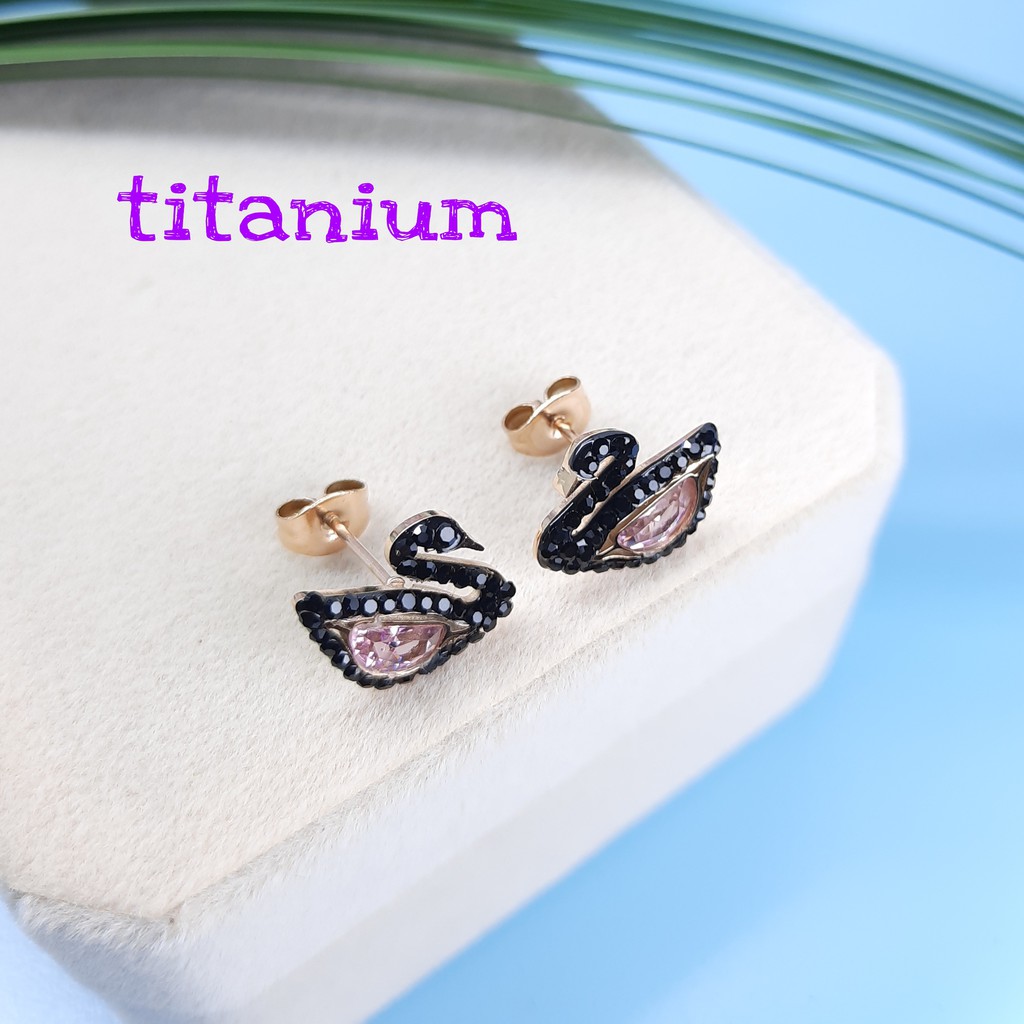 Anting Tusuk Titanium Swan Dengan Kristal Hitam dan Pink Artifisial Rose Gold