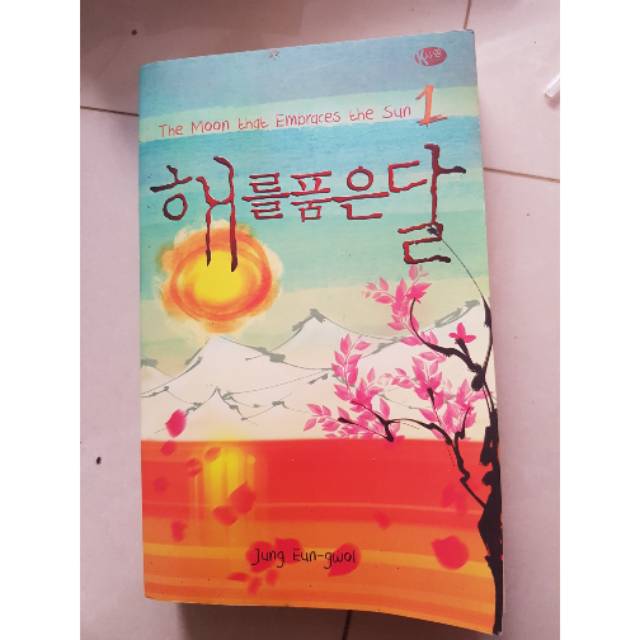 NOVEL THE MOON THAT EMBRACES THE SUN
