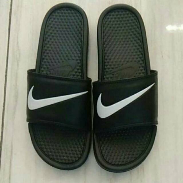  Sandal  Selop  Desain Nike  Benassi Swoosh Warna Hitamputih 