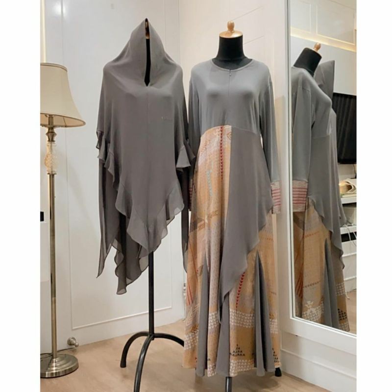 BALQIS SIZE S & L One of collection virtual fashion show XVIII LEBAH by @yunia_syari⁣