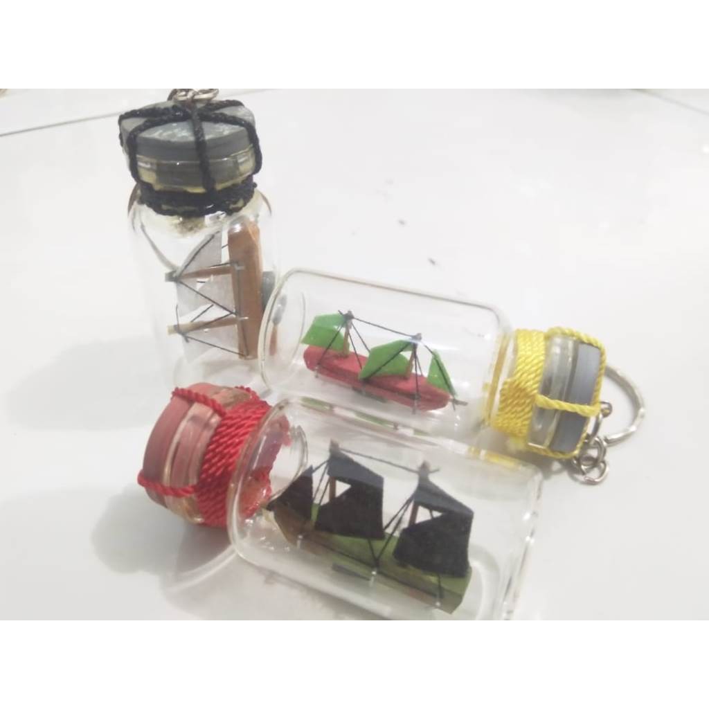 GANTUNGAN KUNCI BOTOL KACA ISI BUNGA. souvenir gantungan kunci. oleh oleh jogja. riens collections
