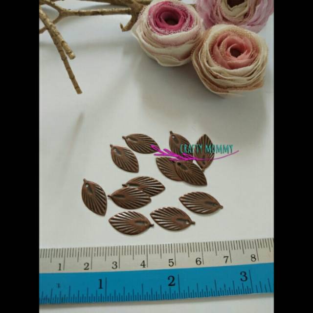

12 pcs = 3.500 charm tipis daun no.1 Vintage