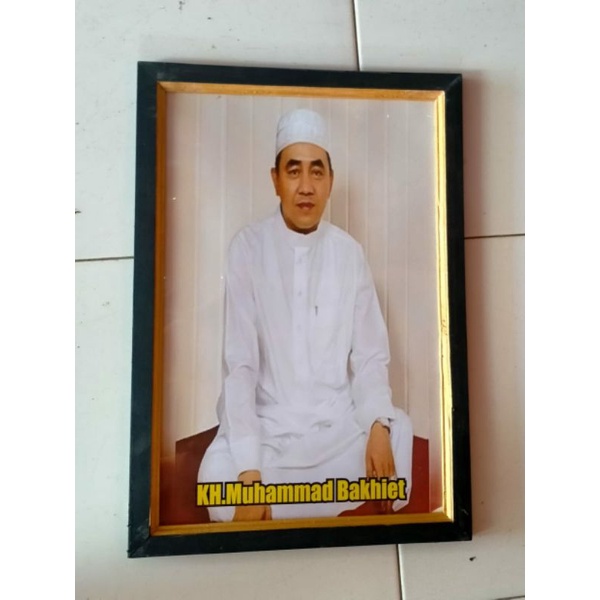 hiasan dinding poster KH Muhammad bakhiet plus bingkai ukuran 53×35