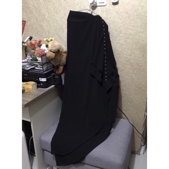 Preloved Khimar Hitam Pet Polos Mutiara Ihram Umrah Haji Pesta Rampel layer Jilbab Hijab Ceruty