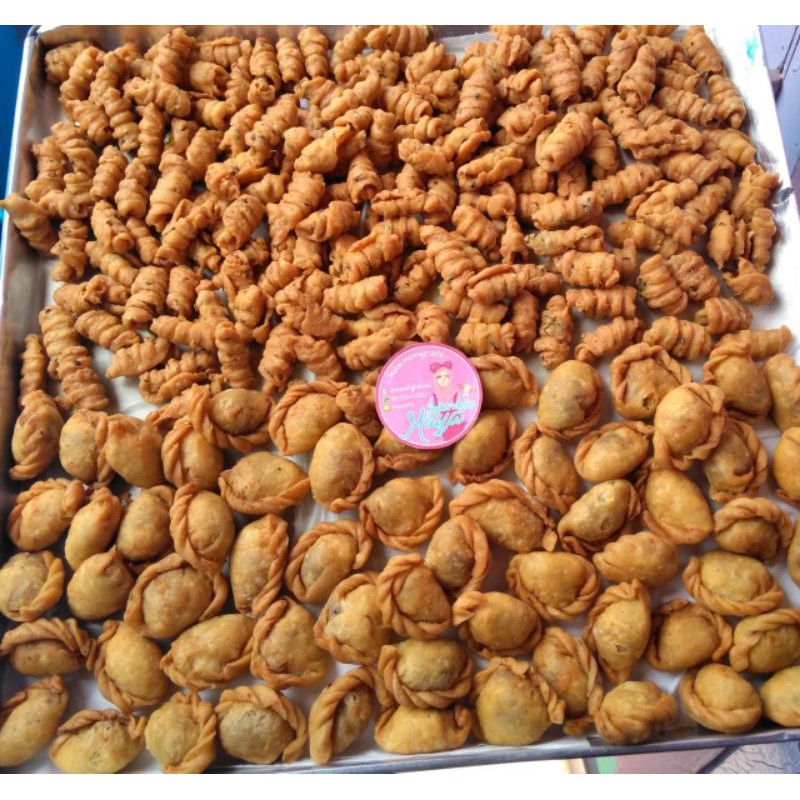 

Pastel abon kue bawang 300gr halal kriuk cemilan crispy keripik bawang pastel mini snack