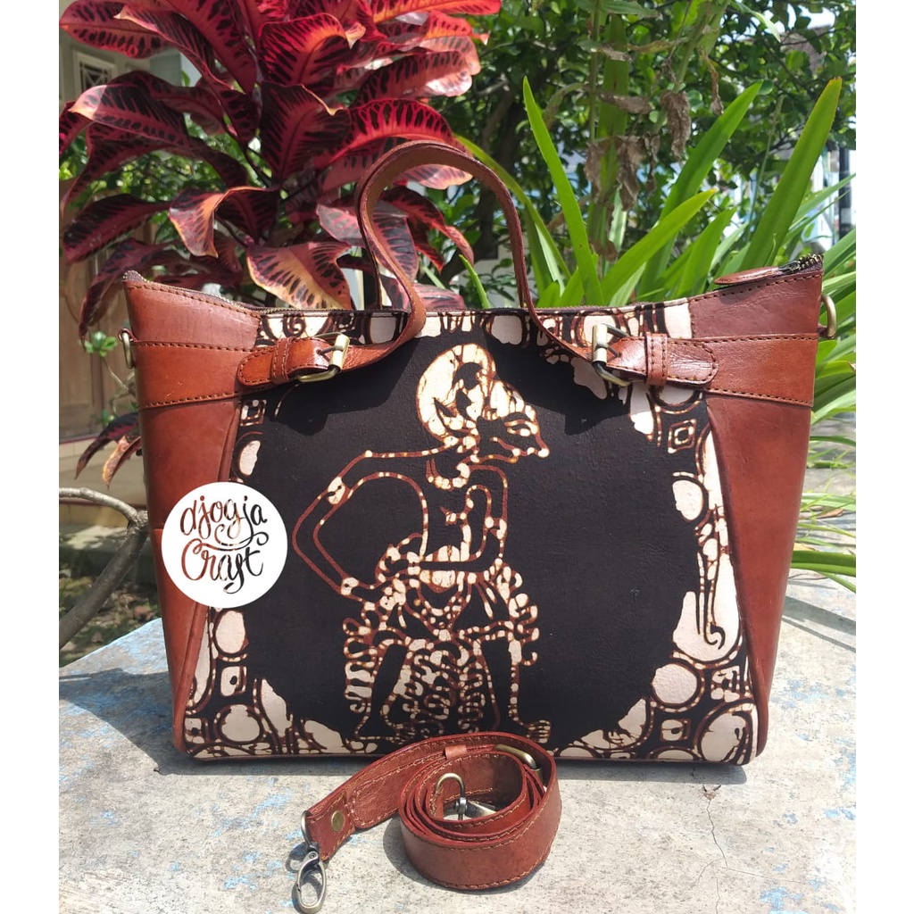 Tas Kulit Perahu Gesper motif wayang