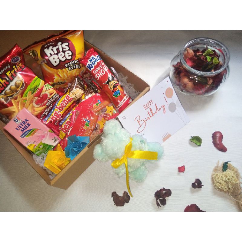 

RED SNACK HAMPERS BOX / SNACK HAMPERS GIFT / GRADUATION GIFT / KADO ULANG TAHUN / KADO VALENTINE