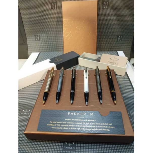 

Pena Pulpen Ballpoint Eksklusif Parker IM Free Grafir Nama