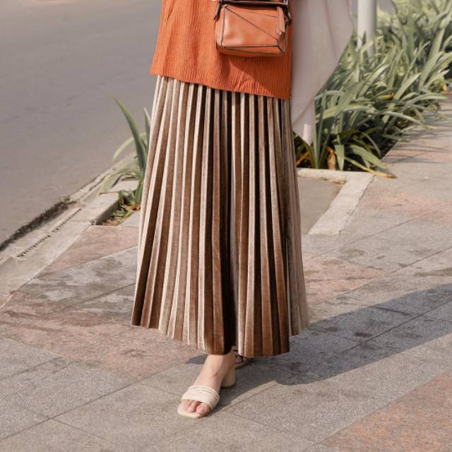 Rok Pleats Velvet Vanilla Hijab