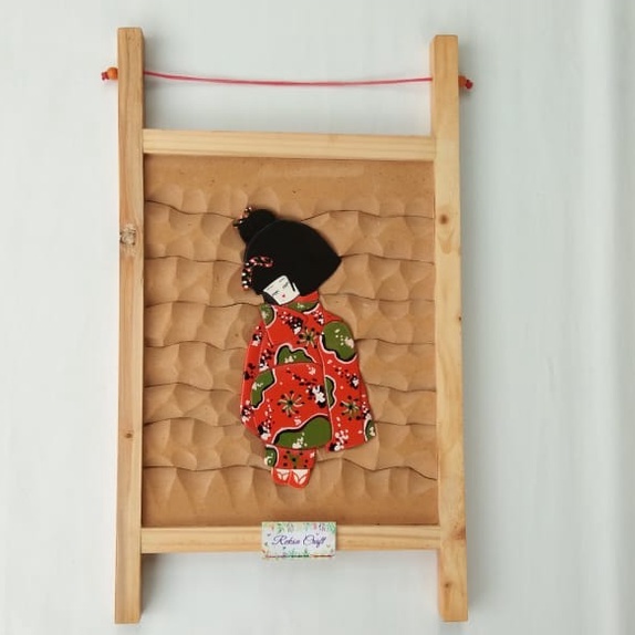 HIASAN PAJANGAN DINDING PAHAT MOTIF BONEKA JEPANG BAHAN KAYU
