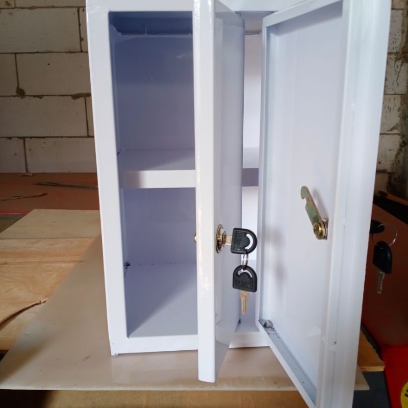 lemari narkotik kecil