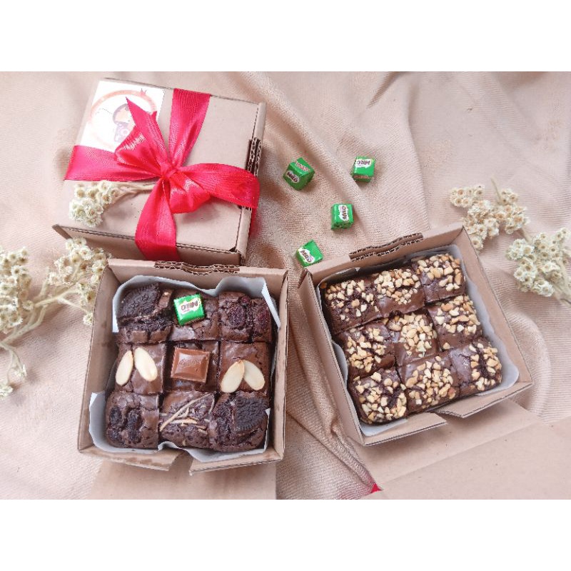 

MINI FUDGY BROWNIS PAKET HEMAT (Menerima pemesanan besar) | AMIINA FUDGY BROWNIES SHINY CRUST | KADO SPESIAL | HAMPERS | ULTAH | WISUDA | NIKAHAN | SELAMETAN | LEBARAN | NATAL | VALENTINE | HARI RAYA | VALENTINE | FUDGY BROWNIS PREMIUM | BROWNIS SEKAT