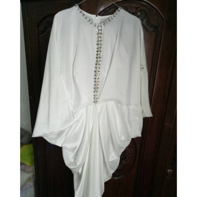 Gamis kaftan putih tulang